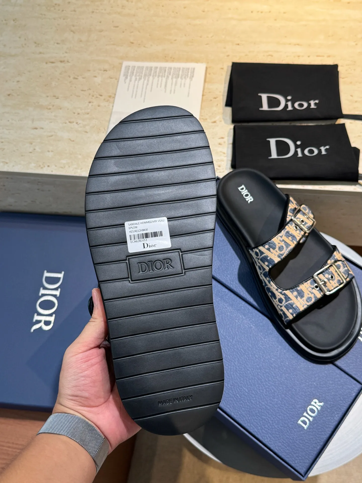 Factory price: 320💰Djia Aqua men's slippers and sandals, Dior's Aqua sandals are elegant and casual. The cross-strap design is reinterpreted in CD Diamond canvas, inspired by the brand's archives. Finished with a branded logo and tonal notch sole, they can be worn easily with shorts or jeans for a sophisticated look. Size:39-44(38 45 customized)